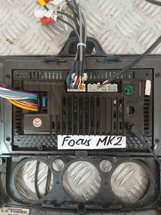 Pantalla multimedia Ford Focus Mk2 con marco.