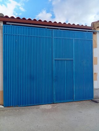 Puertas de garaje de hierro azul