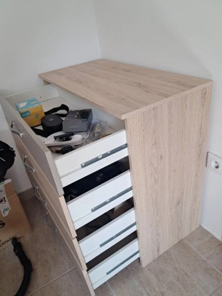 Cómoda de madera con cajones