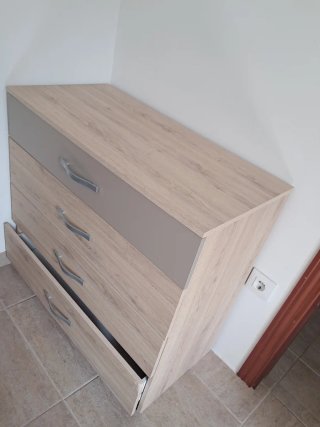 Cómoda de madera con cajones