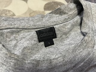 Camiseta Adidas I Love Prague Gris