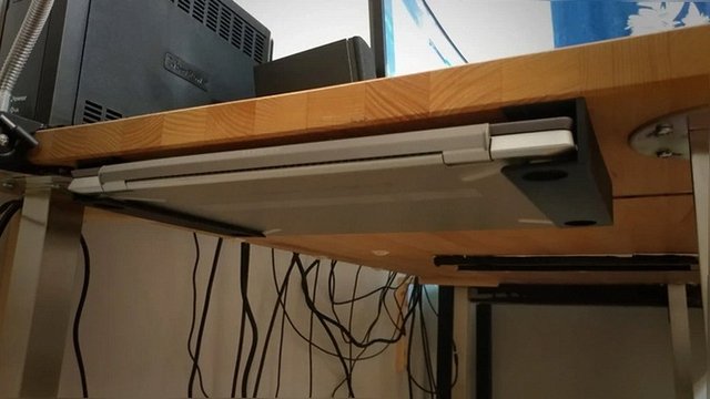 Soporte para portátil bajo escritorio