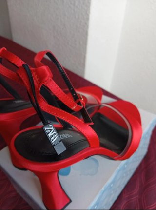 Zapatos de tacón Zara rojos talla 38