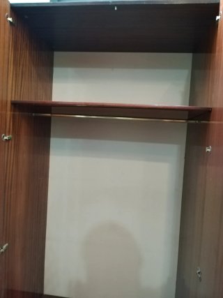 Armario estilo clásico de madera oscura