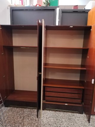 Armario estilo clásico de madera oscura