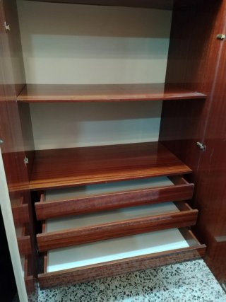 Armario estilo clásico de madera oscura