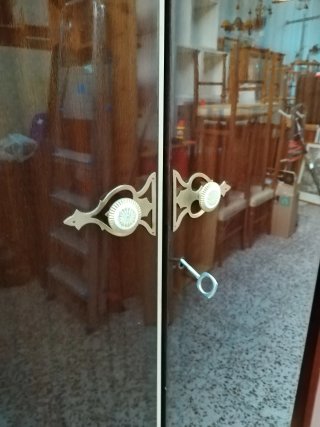 Armario estilo clásico de madera oscura
