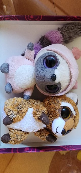 Peluche variado. Varios peluches. Labubu y TY ojos