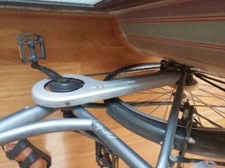 Bicicleta urbana con cesta y portabultos