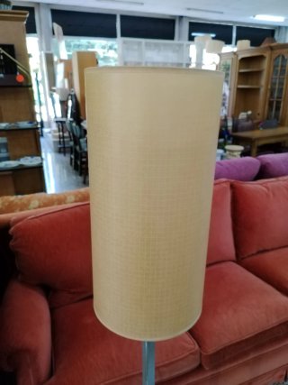 Lámpara de pie con mesa auxiliar