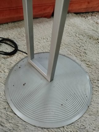 Lámpara de pie con mesa auxiliar