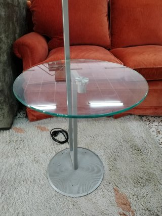Lámpara de pie con mesa auxiliar