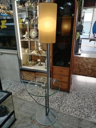 Lámpara de pie con mesa auxiliar