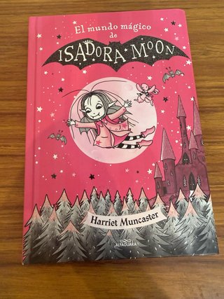 Dos libros de Isadora Moon.