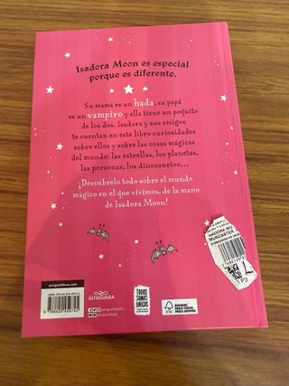 Dos libros de Isadora Moon.