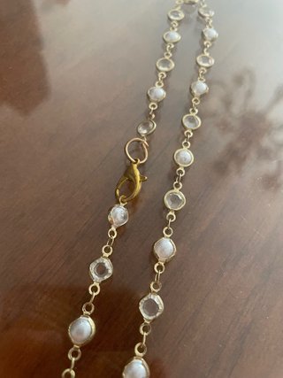 Collar largo bañado en oro con perlas de plástico