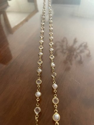 Collar largo bañado en oro con perlas de plástico