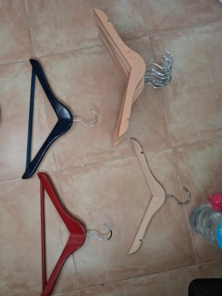 13 perchas madera pequeñas 32cm + 2 de 34cm