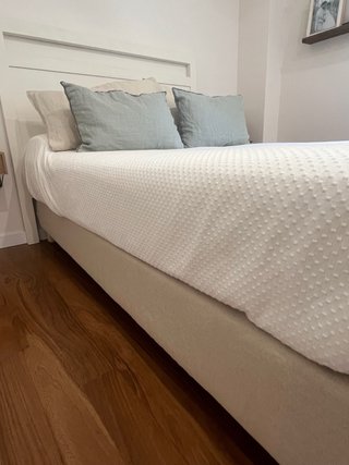 Somier tapizado beige 135x190 + cabezal crema