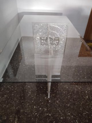 Mesa de cristal con base de mármol