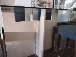Mesa de cristal con base de mármol