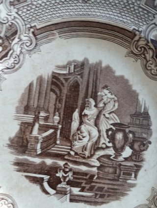 Plato antiguo conservado.Supera los 150 años.