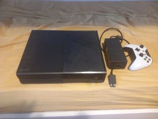 Xbox One con controller e alimentatore