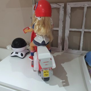 Nancy con vespa y casco