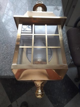 Farol clásico dorado y transparente