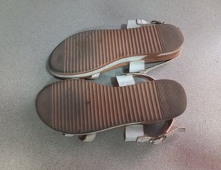 Sandalias planas blancas y beiges