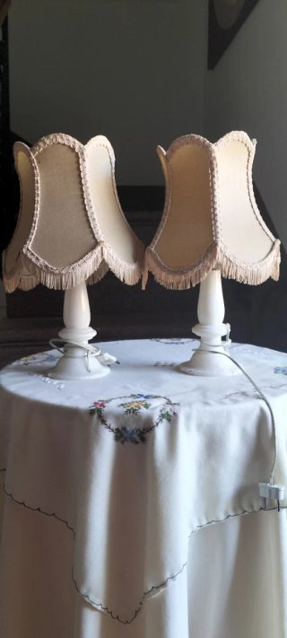 Lámparas de mesa beige y blancas