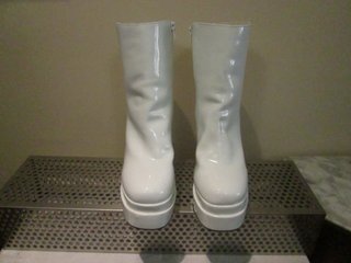 BOTINES DE TACON Y PLATAFORMA DE CHAROL TIPO GO-GO