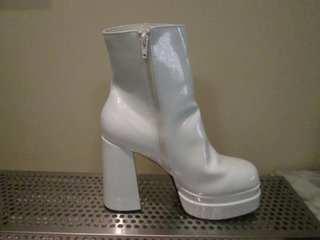 BOTINES DE TACON Y PLATAFORMA DE CHAROL TIPO GO-GO