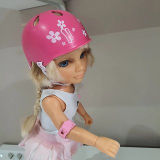 Nancy Patinadora con Casco y Protecciones