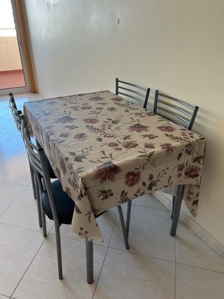 Mesa de comedor con 4 sillas