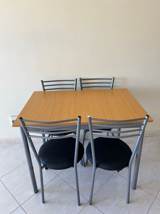 Mesa de comedor con 4 sillas