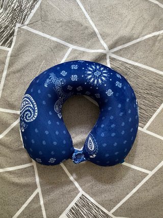 Cojín de viaje azul con estampado