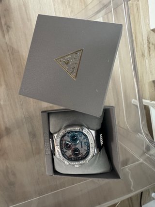 Reloj Guess con Bisel de Cristales