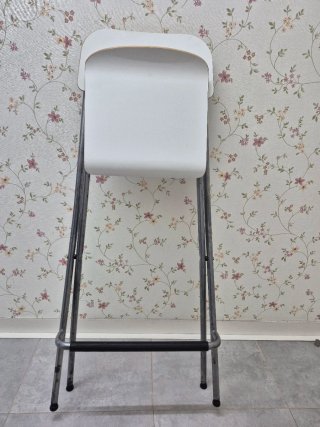 Taburete alto blanco