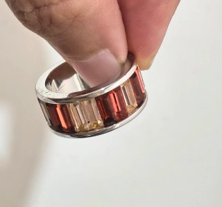 Elegante anello a fascia con zirconi incastonati.