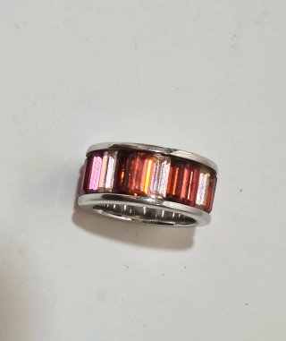 Elegante anello a fascia con zirconi incastonati.