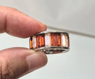 Elegante anello a fascia con zirconi incastonati.