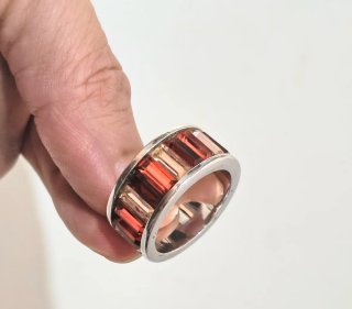 Elegante anello a fascia con zirconi incastonati.