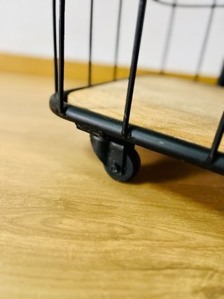Estantería metálica de madera, alta, con ruedas
