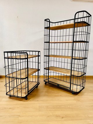 Estantería metálica de madera, alta, con ruedas