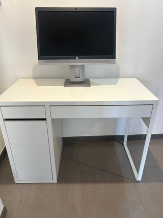 Mesa de ordenador HP y pantalla