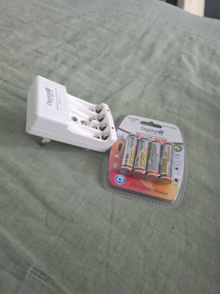 4 Pilas Recargables 2850 mAh AA + Cargador