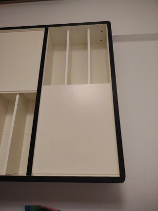 Mueble de almacenaje blanco y negro