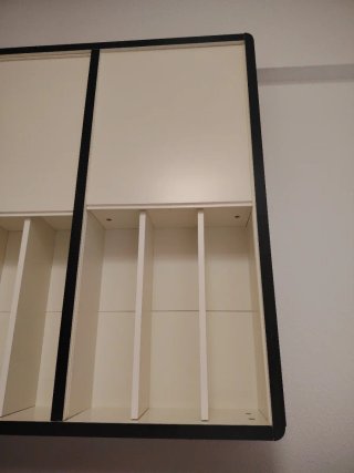 Mueble de almacenaje blanco y negro