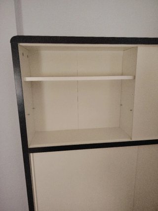 Mueble de almacenaje blanco y negro